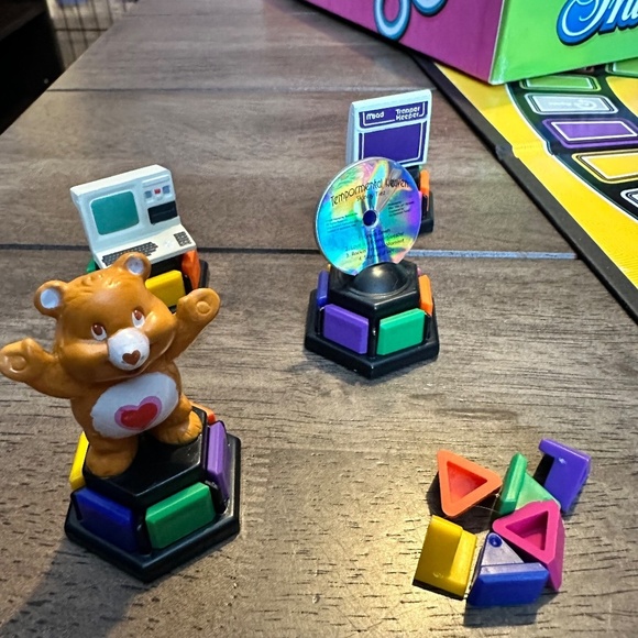 Trivial Pursuit Totally 80s Edition (Complete) Excellent Condition - Picture 3 of 6